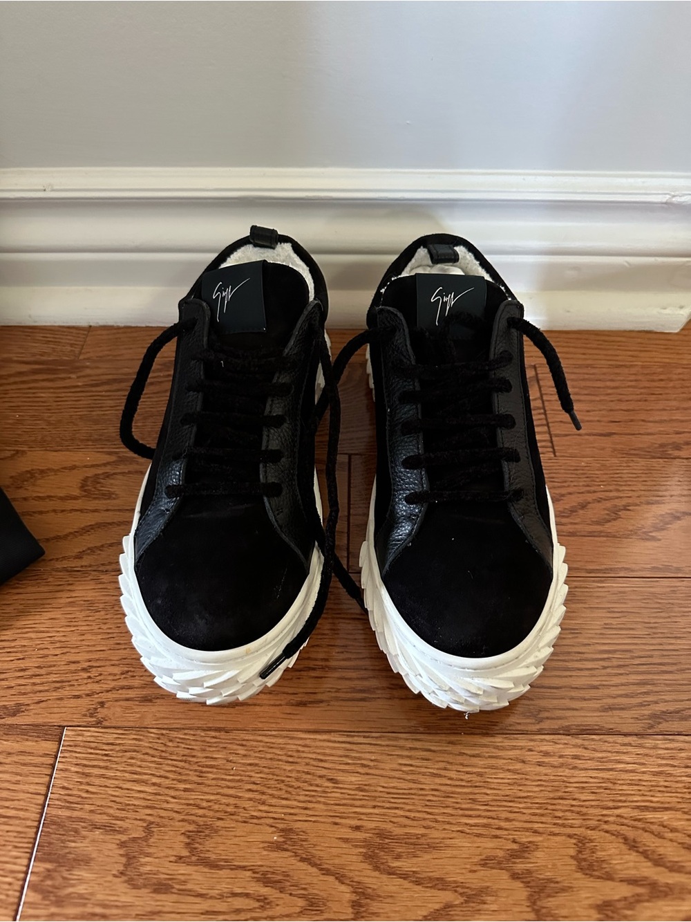 Giuseppe Zanotti Black and White womens's Low-Top Sneakers